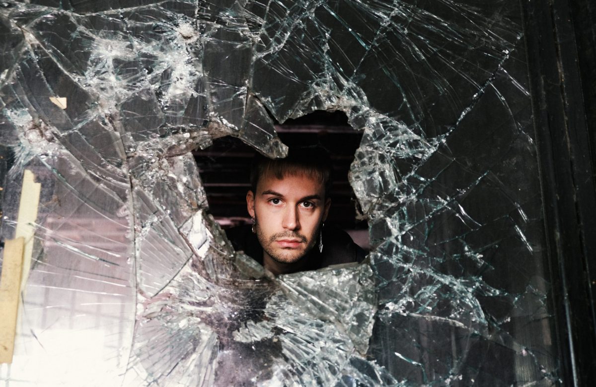 Eakos: la complessità di prendere le distanze da chi si ama espressa in Sangue amaro